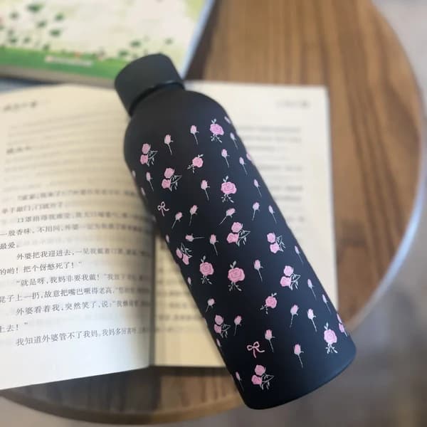 Printed Stainless Steel Insulated Thermos Water Bottle lid and top closeup